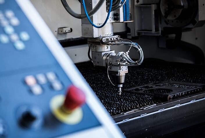 光纖切割機在切割金屬板時候的注意事項以及操作技巧